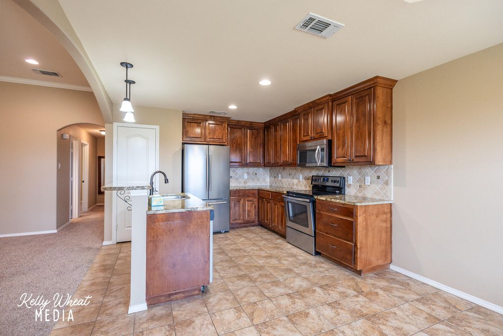 Image 9 of property listing at 5710 Willeke Drive, San Angelo, TX 76904