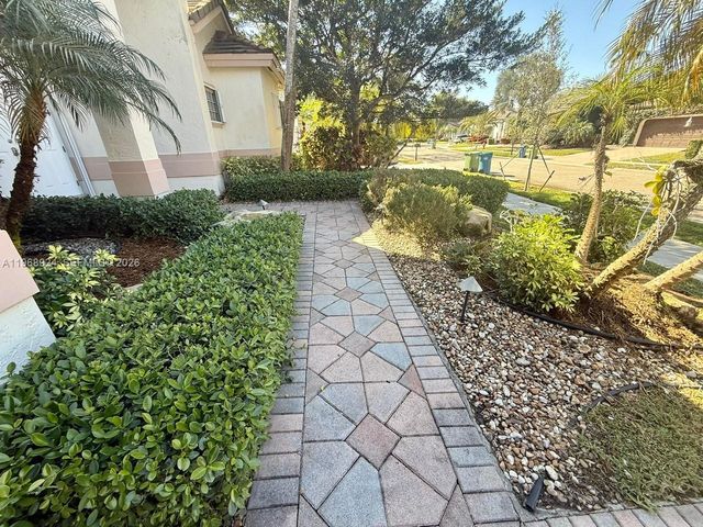 2644 Miller Ct, Weston, FL 33332