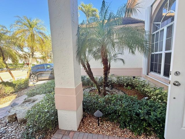 2644 Miller Ct, Weston, FL 33332