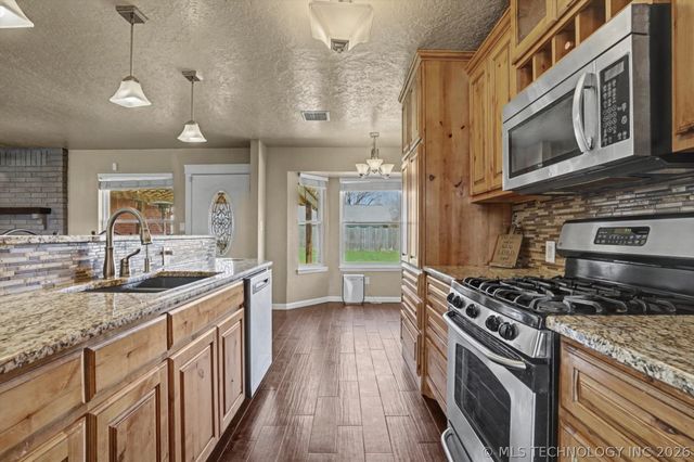 21819 W 12th Street S, Sand Springs, OK 74063