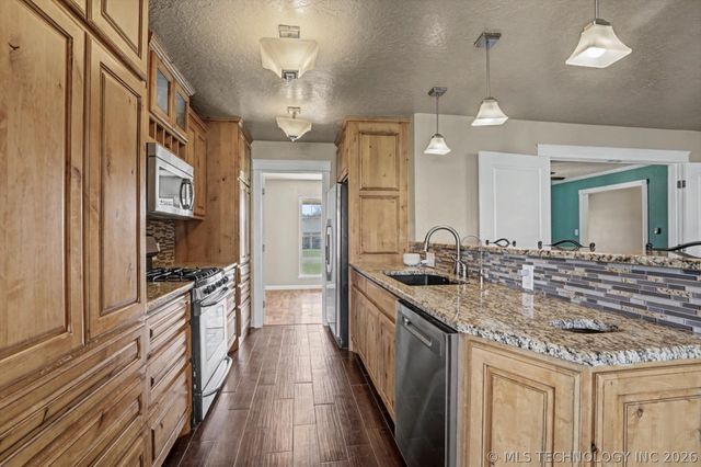 21819 W 12th Street S, Sand Springs, OK 74063