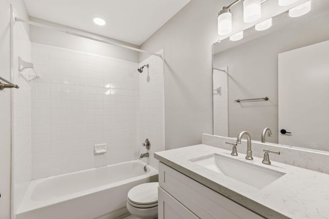 827 Apple Blossom Drive, Pearland, TX 77584