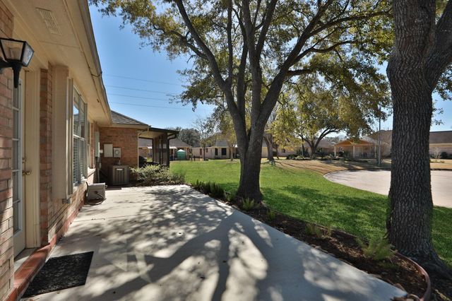 827 Apple Blossom Drive, Pearland, TX 77584