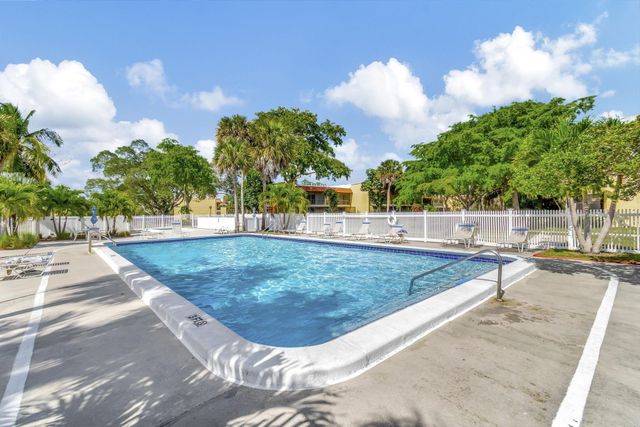 900 SW 9th Street Circle 102, Boca Raton, FL 33486