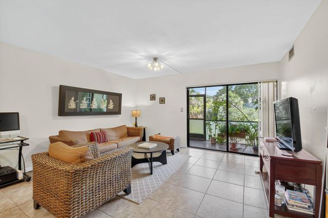 900 SW 9th Street Circle 102, Boca Raton, FL 33486