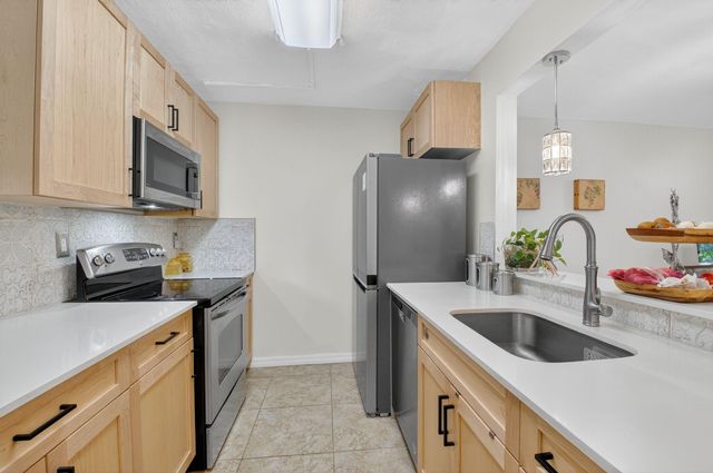 900 SW 9th Street Circle 102, Boca Raton, FL 33486