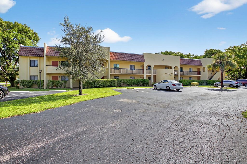 900 SW 9th Street Circle 102, Boca Raton, FL 33486