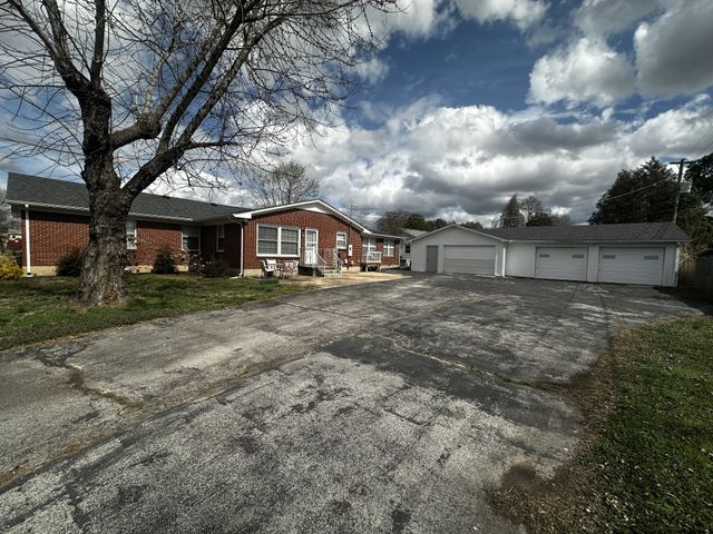 601 5th St, Lawrenceburg, TN 38464
