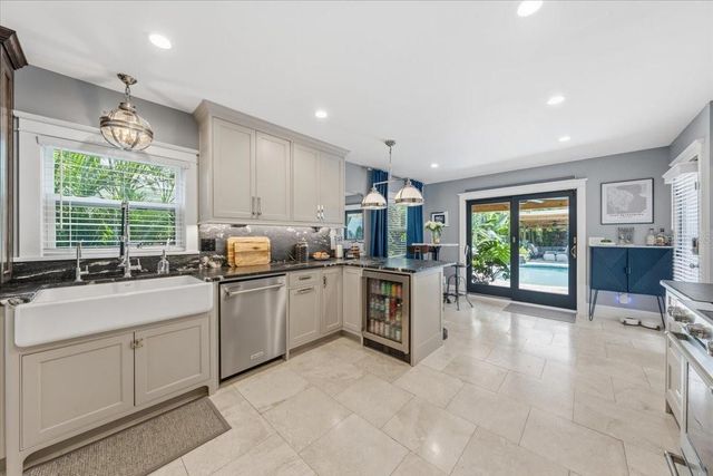 2450 BURLINGTON AVENUE N, St Petersburg, FL 33713