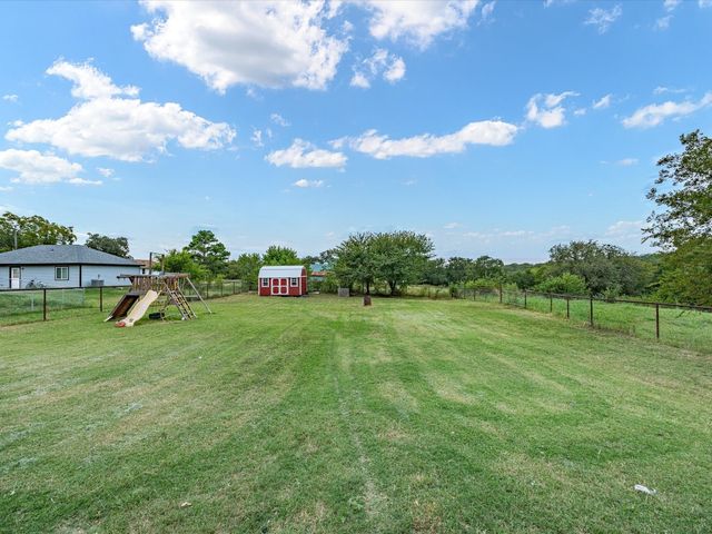 106 Edith Street, Bowie, TX 76230