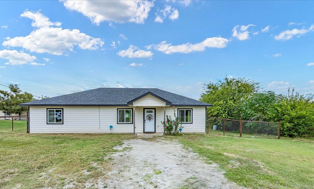 106 Edith Street, Bowie, TX 76230
