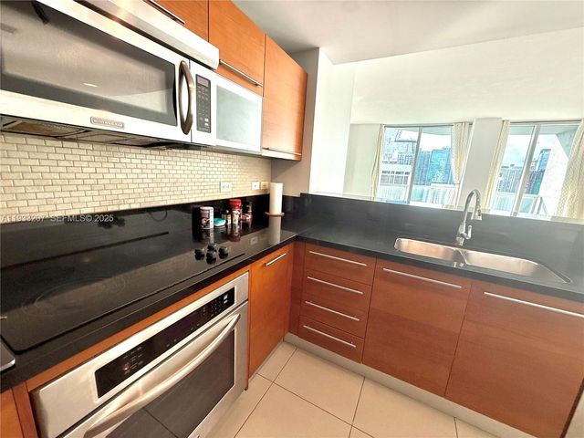 253 NE 2nd St. 2.2+ LRG DEN 3309, Miami, FL 33132