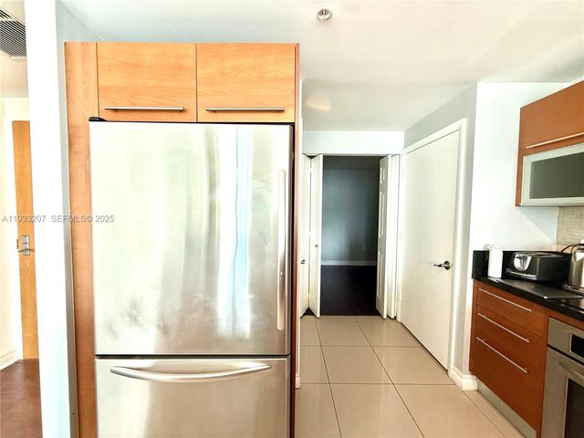 253 NE 2nd St. 2.2+ LRG DEN 3309, Miami, FL 33132