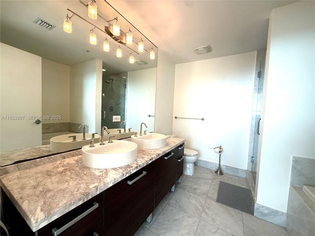 253 NE 2nd St. 2.2+ LRG DEN 3309, Miami, FL 33132