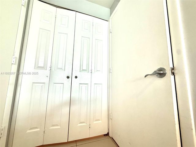 253 NE 2nd St. 2.2+ LRG DEN 3309, Miami, FL 33132