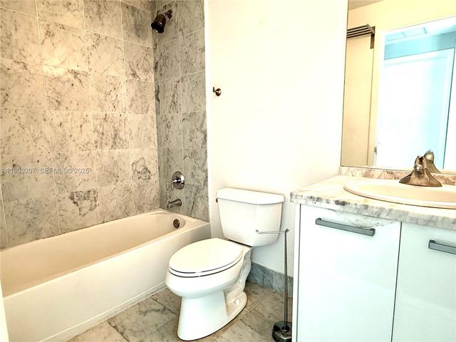 253 NE 2nd St. 2.2+ LRG DEN 3309, Miami, FL 33132