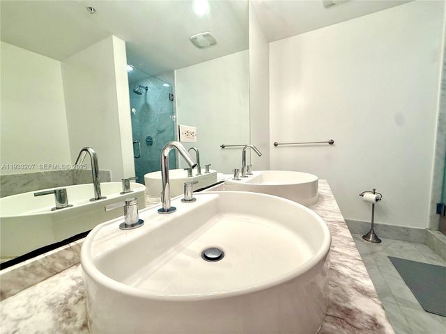 253 NE 2nd St. 2.2+ LRG DEN 3309, Miami, FL 33132