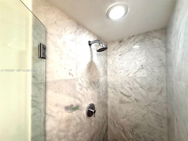 253 NE 2nd St. 2.2+ LRG DEN 3309, Miami, FL 33132