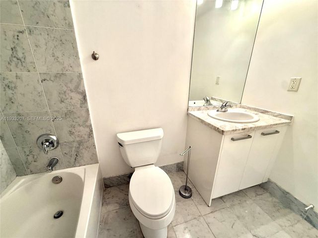 253 NE 2nd St. 2.2+ LRG DEN 3309, Miami, FL 33132