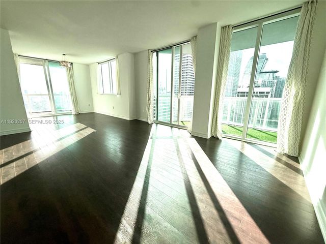 253 NE 2nd St. 2.2+ LRG DEN 3309, Miami, FL 33132