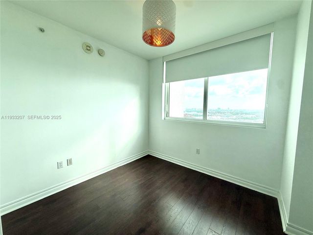 253 NE 2nd St. 2.2+ LRG DEN 3309, Miami, FL 33132