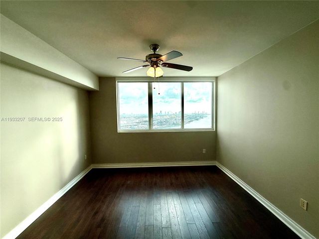 253 NE 2nd St. 2.2+ LRG DEN 3309, Miami, FL 33132