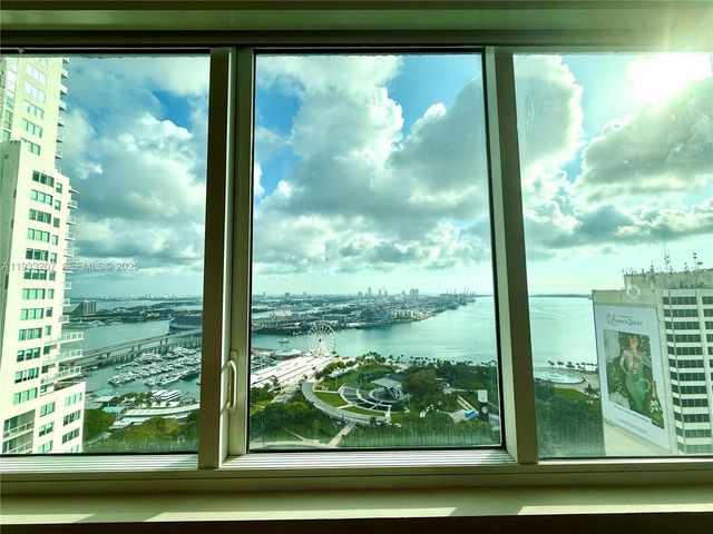 253 NE 2nd St. 2.2+ LRG DEN 3309, Miami, FL 33132