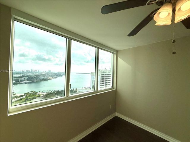 253 NE 2nd St. 2.2+ LRG DEN 3309, Miami, FL 33132