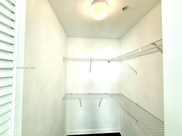 253 NE 2nd St. 2.2+ LRG DEN 3309, Miami, FL 33132