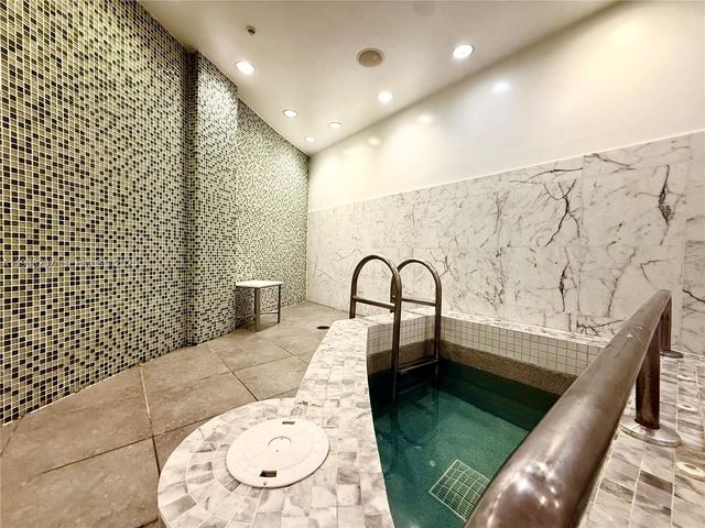 253 NE 2nd St. 2.2+ LRG DEN 3309, Miami, FL 33132