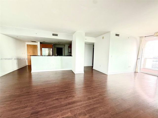 253 NE 2nd St. 2.2+ LRG DEN 3309, Miami, FL 33132