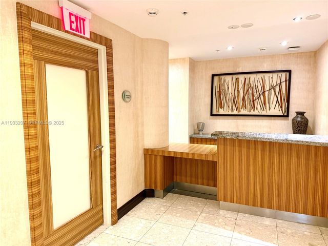 253 NE 2nd St. 2.2+ LRG DEN 3309, Miami, FL 33132