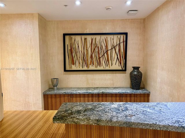 253 NE 2nd St. 2.2+ LRG DEN 3309, Miami, FL 33132