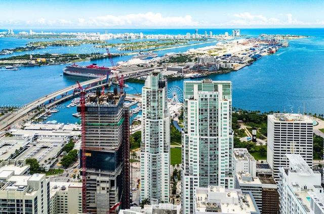 253 NE 2nd St. 2.2+ LRG DEN 3309, Miami, FL 33132