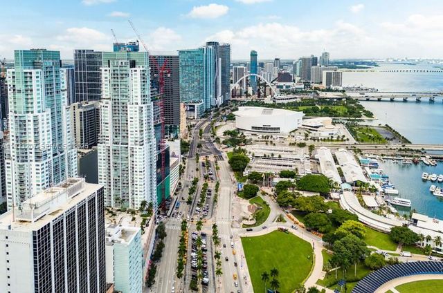 253 NE 2nd St. 2.2+ LRG DEN 3309, Miami, FL 33132