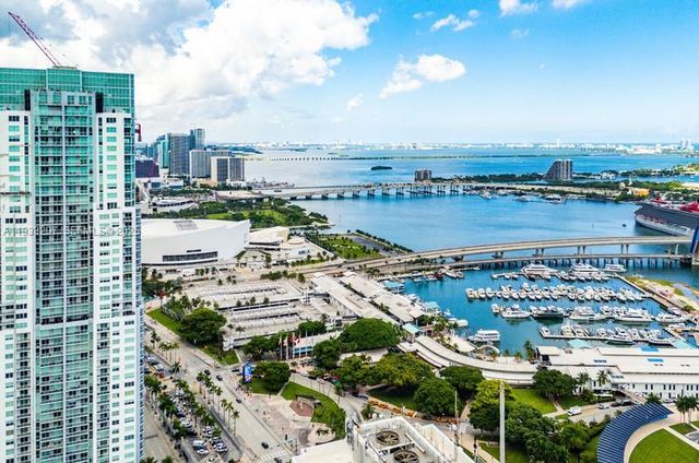 253 NE 2nd St. 2.2+ LRG DEN 3309, Miami, FL 33132