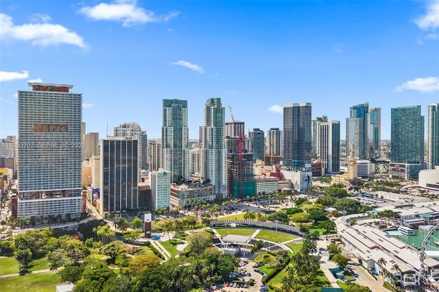 253 NE 2nd St. 2.2+ LRG DEN 3309, Miami, FL 33132