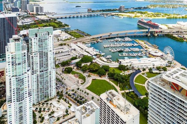 253 NE 2nd St. 2.2+ LRG DEN 3309, Miami, FL 33132