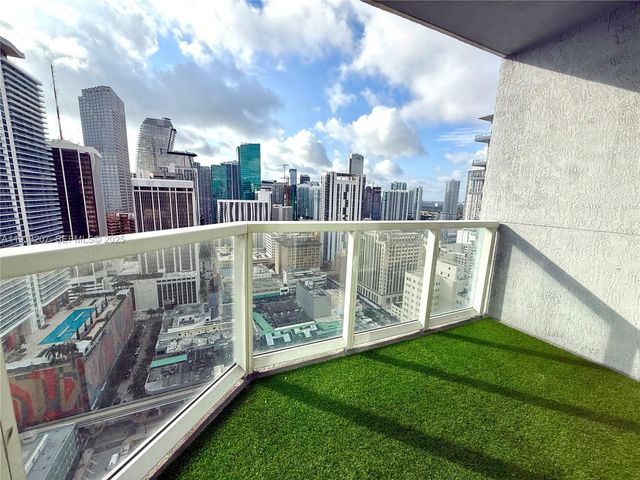 253 NE 2nd St. 2.2+ LRG DEN 3309, Miami, FL 33132