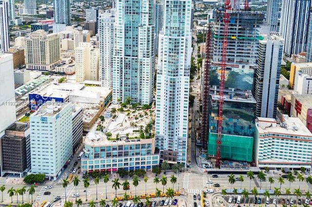 253 NE 2nd St. 2.2+ LRG DEN 3309, Miami, FL 33132