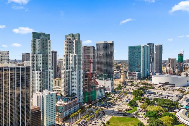 253 NE 2nd St. 2.2+ LRG DEN 3309, Miami, FL 33132