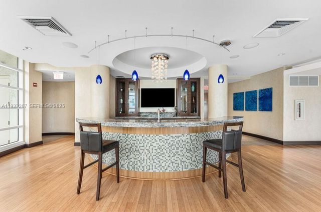 253 NE 2nd St. 2.2+ LRG DEN 3309, Miami, FL 33132