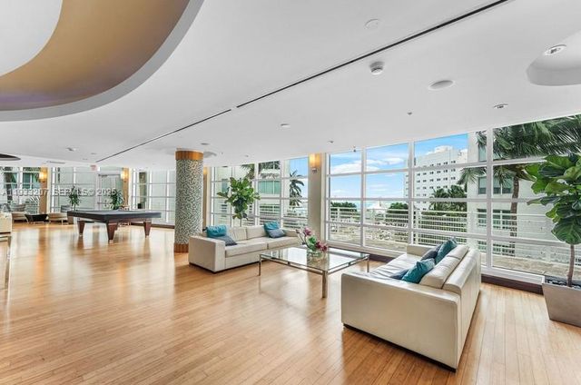 253 NE 2nd St. 2.2+ LRG DEN 3309, Miami, FL 33132