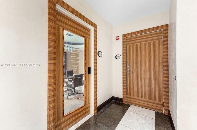 253 NE 2nd St. 2.2+ LRG DEN 3309, Miami, FL 33132