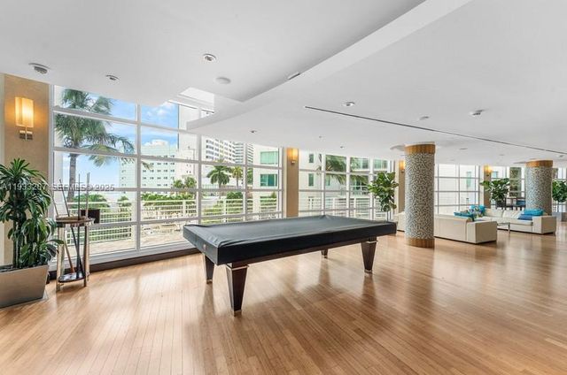 253 NE 2nd St. 2.2+ LRG DEN 3309, Miami, FL 33132