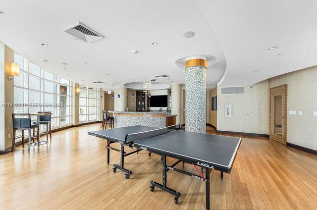 253 NE 2nd St. 2.2+ LRG DEN 3309, Miami, FL 33132