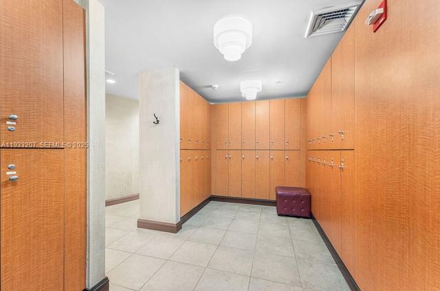 253 NE 2nd St. 2.2+ LRG DEN 3309, Miami, FL 33132