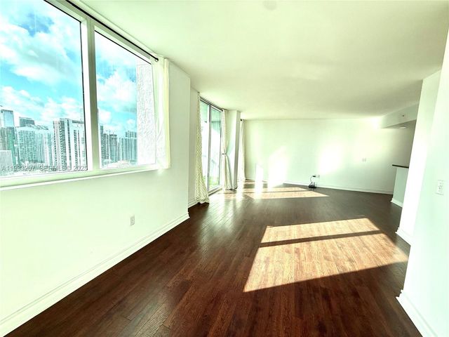 253 NE 2nd St. 2.2+ LRG DEN 3309, Miami, FL 33132