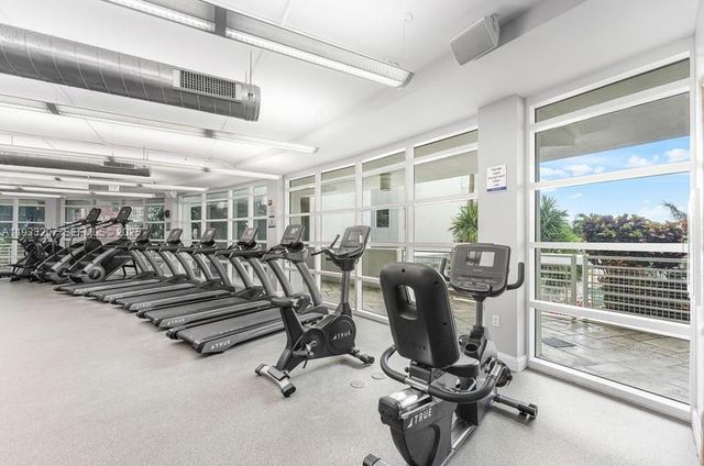 253 NE 2nd St. 2.2+ LRG DEN 3309, Miami, FL 33132