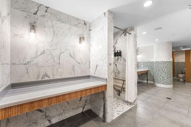 253 NE 2nd St. 2.2+ LRG DEN 3309, Miami, FL 33132